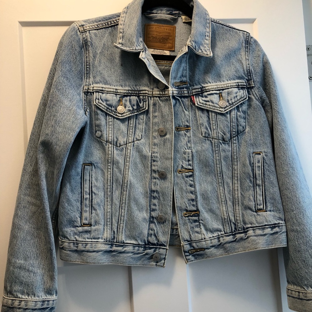 Like new Levi’s denim jacket size small